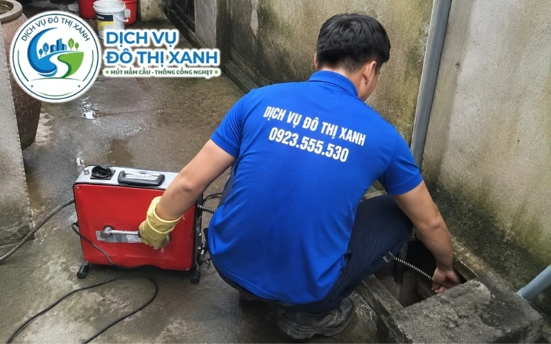 Nhân viên Đô Thị Xanh xử lý giấy lau tay gây tắc cống tại khu vệ sinh chung Thủ Dầu Một