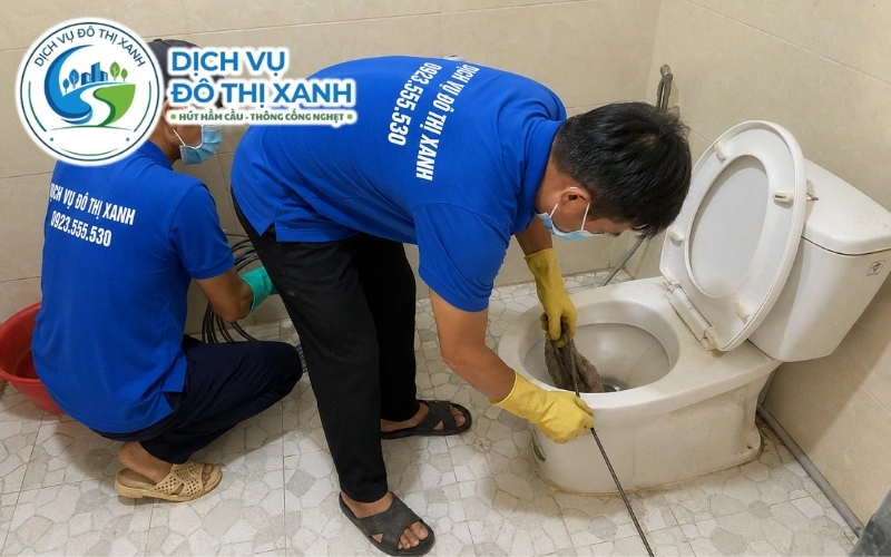 Thùng rác có nắp và bảng nhắc giúp bồn cầu homestay Ngọc Hiển thoát ổn định