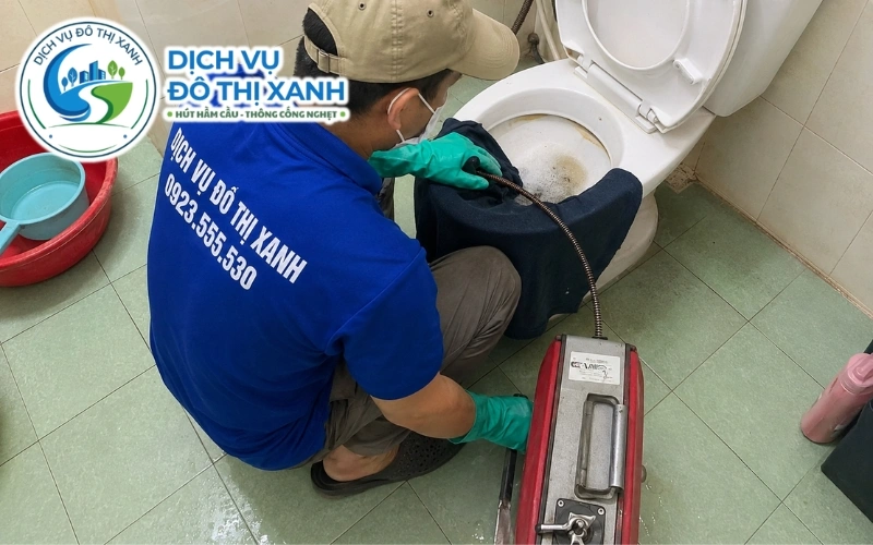 Thông bồn cầu Giồng Riềng, thợ Đô Thị Xanh tới lộ đal 24/7 9 Nhân viên hướng dẫn hộ dân nhà vườn Giồng Riềng giữ bồn cầu ít nghẹt