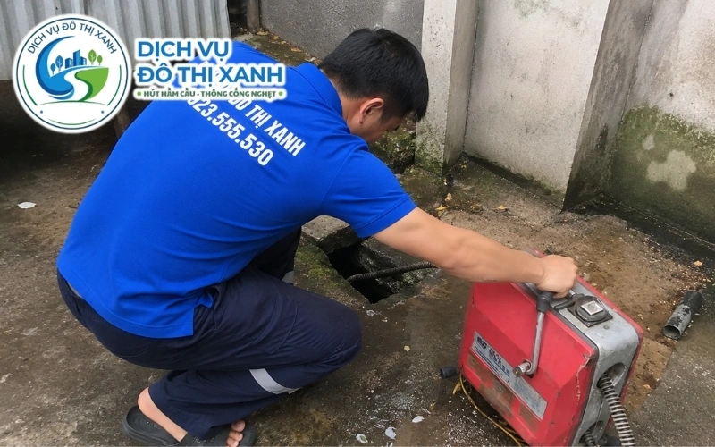 Kỹ thuật viên hướng dẫn làm hố lắng và hạn chế cát vào cống cho nhà vùng biển Cầu Ngang