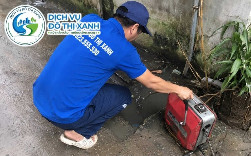 Kỹ thuật viên hướng dẫn giữ cống thông thoáng cho dãy trọ và nhà xưởng tại Châu Thành