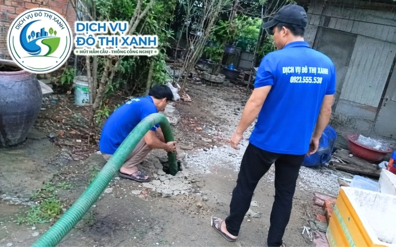 Gia đình tại Vĩnh Châu sử dụng lưới chắn rác để giữ hầm cầu lâu đầy
