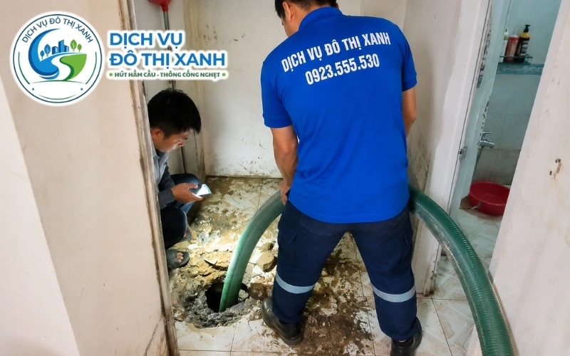 Nhân viên Đô Thị Xanh hướng dẫn hộ dân Cầu Kè giữ hầm cầu nhà vườn bền lâu