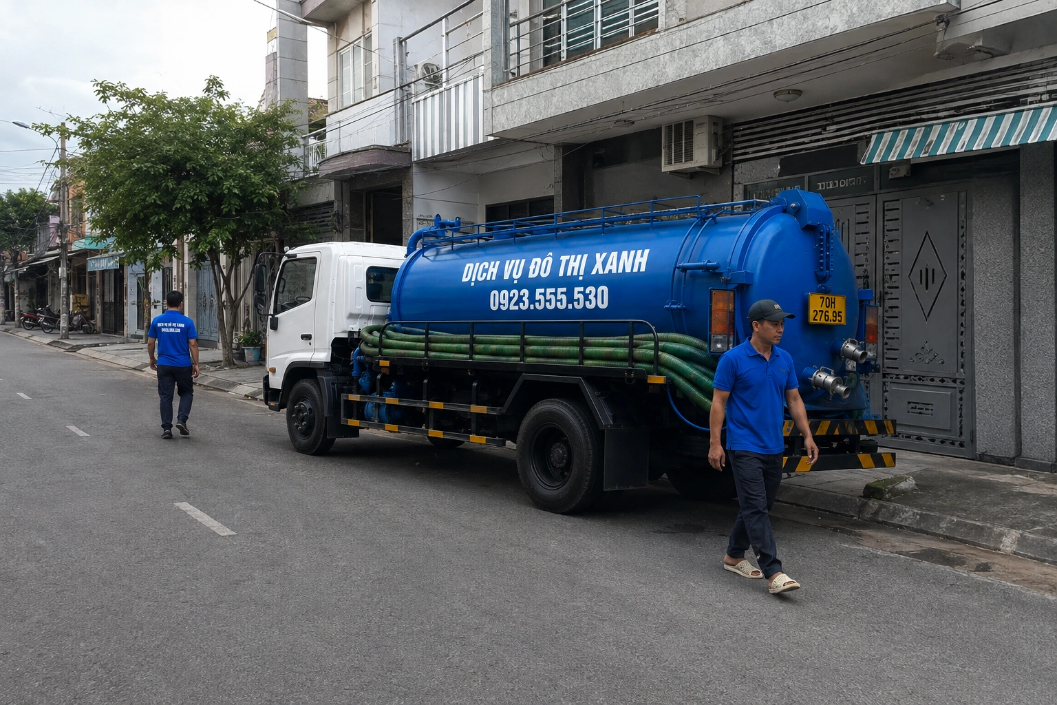 Kỹ thuật viên quay video trước và sau khi hút hầm gửi chủ trọ ở xa tại Trảng Bàng