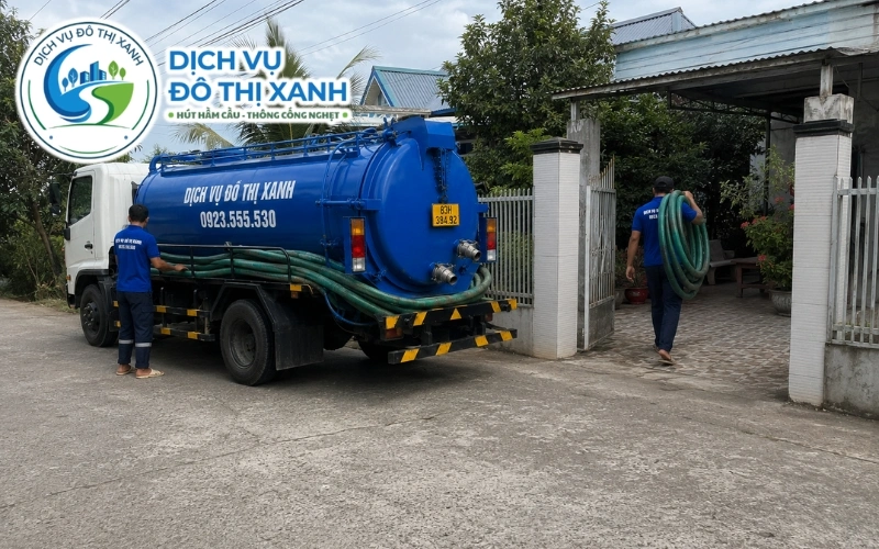 Nhân viên Đô Thị Xanh thực hiện gói hút hầm cầu định kỳ cho nhà trọ tại Trần Đề
