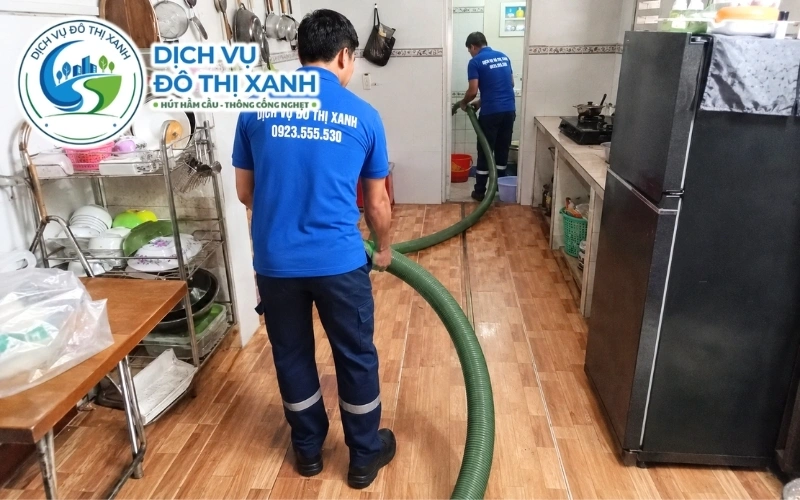 Nhân viên Đô Thị Xanh thực hiện gói hút hầm định kỳ cho dãy trọ tại Long Hồ