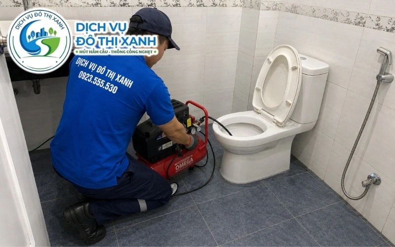 Nhân viên Đô Thị Xanh mang đồ nghề vào tuyến ấp xa tại U Minh Thượng