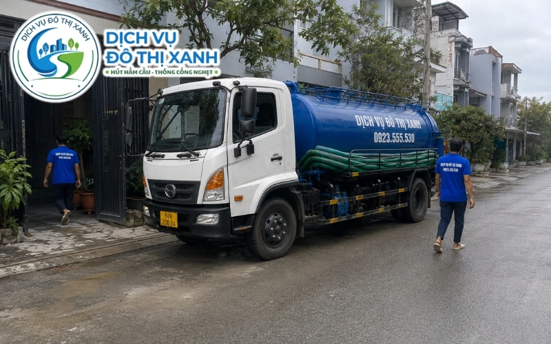 Đội xe Đô Thị Xanh ghép chuyến hút hầm cầu cho các hộ cùng ấp tại Càng Long