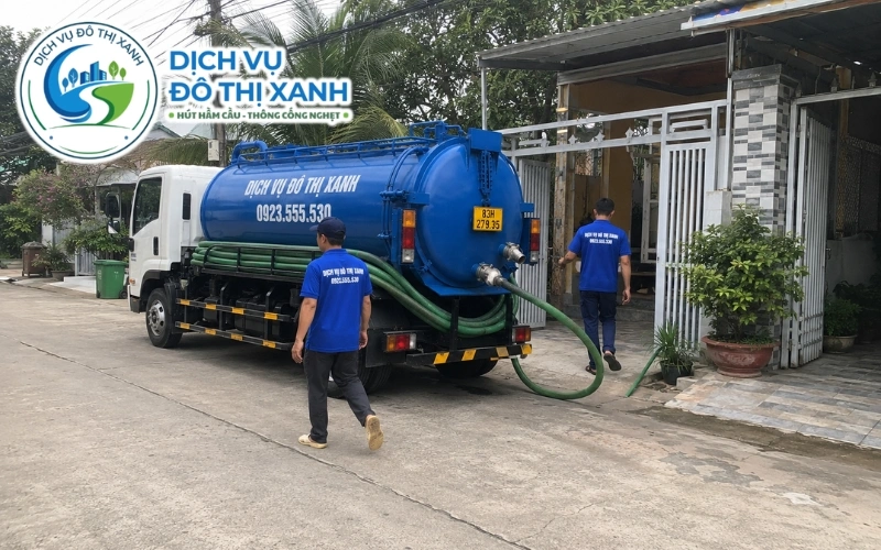 Hút hầm cầu Cù Lao Dung: Đô Thị Xanh gom chuyến, 24/7 1 Xe hút hầm cầu Đô Thị Xanh qua phà phục vụ nhiều hộ dân Cù Lao Dung