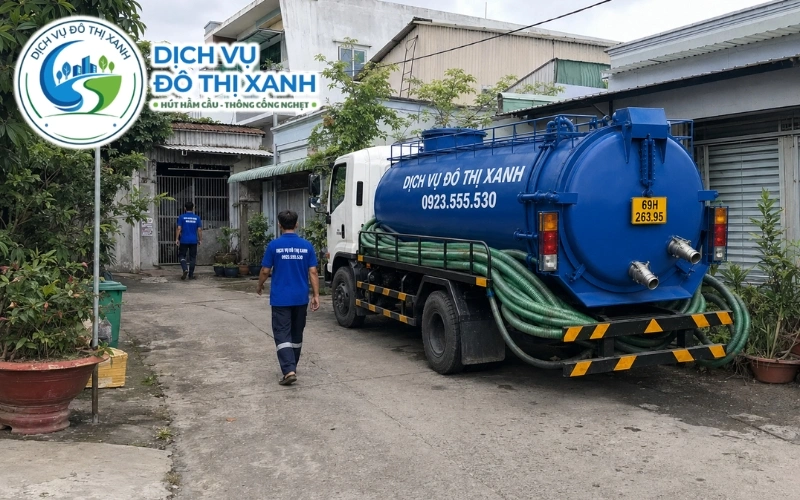 Nhân viên Đô Thị Xanh gom lịch hút hầm cầu cho nhiều nhà cùng tuyến Đất Mũi