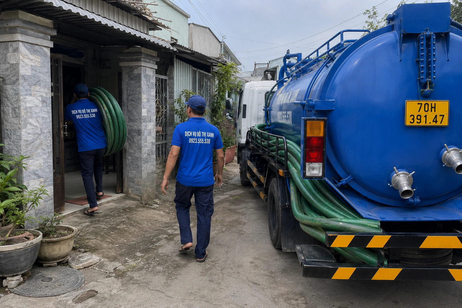 Xe và nhân viên Đô Thị Xanh gom chuyến hút hầm cầu cho nhiều hộ dân cùng ấp tại Tân Biên