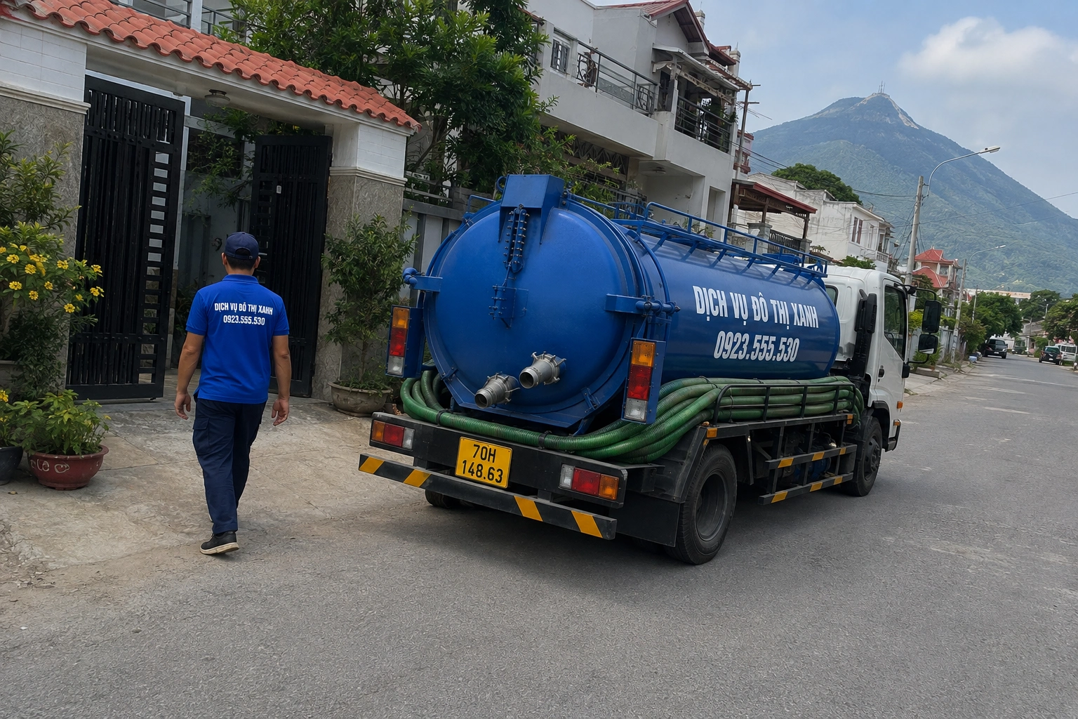 Xe hút hầm cầu gom chuyến cho các hộ dân vùng biên Bến Cầu