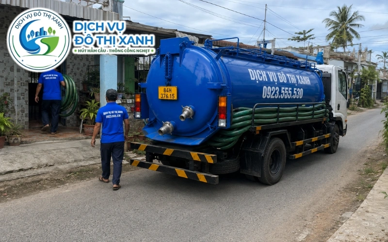 Kỹ thuật viên Đô Thị Xanh kiểm tra hầm cầu vùng cù lao Châu Thành bị nước ngầm và triều ảnh hưởng