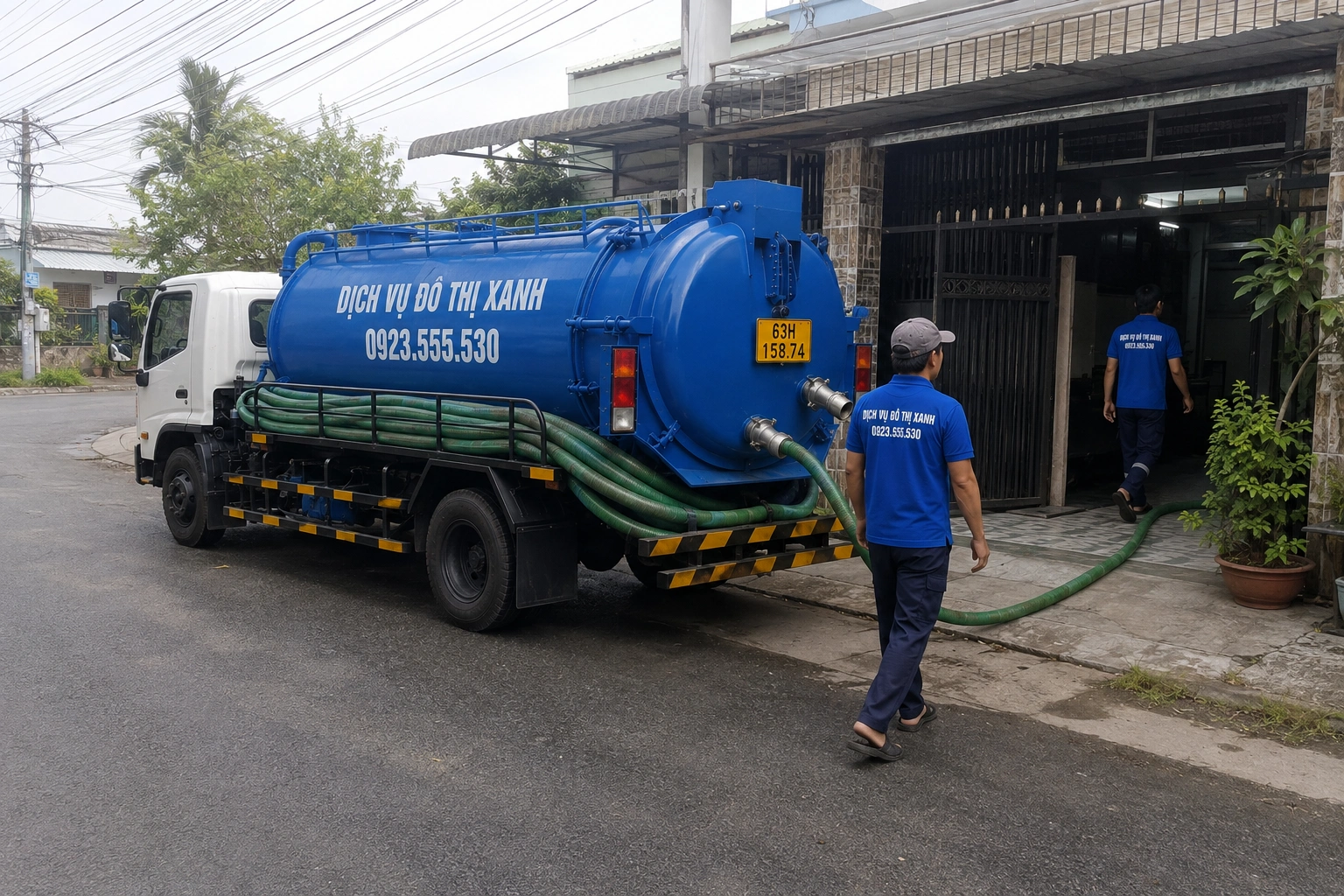 Kỹ thuật viên Đô Thị Xanh kiểm tra hầm cầu chung của dãy trọ quanh KCN Tân Hương Châu Thành