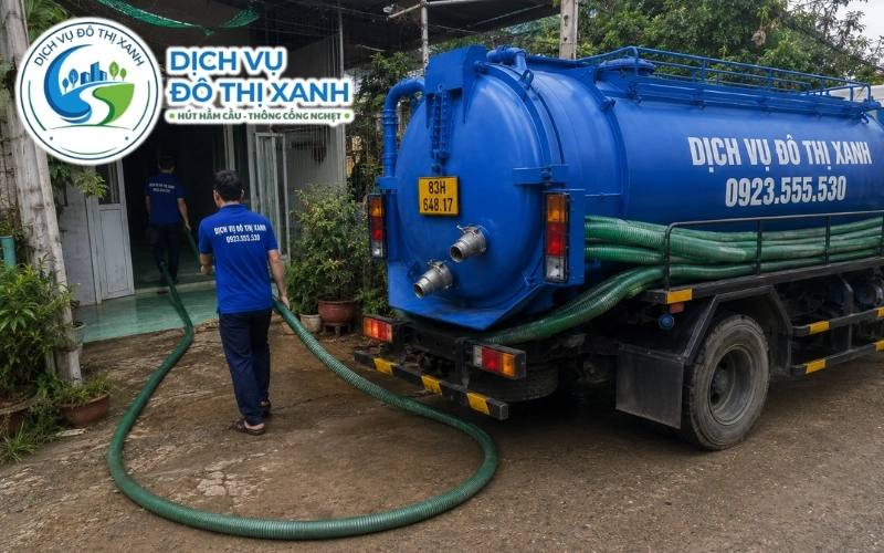 Kỹ thuật viên Đô Thị Xanh kiểm tra hầm cầu dùng chung của dãy trọ ngư dân tại Trần Đề