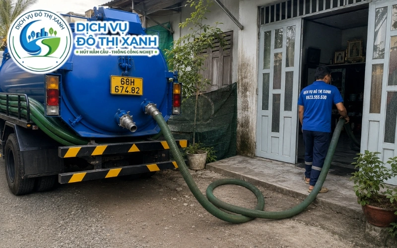 Kỹ thuật viên Đô Thị Xanh kiểm tra hầm cầu dùng chung cho dãy trọ tại Thạnh Lộc Châu Thành