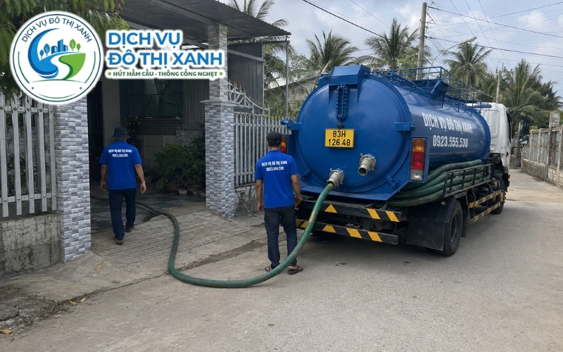 Kỹ thuật viên Đô Thị Xanh kiểm tra lớp cặn đóng bánh trong hầm cầu mùa hạn mặn tại Long Phú