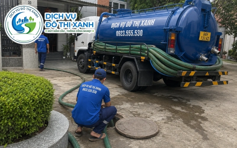 Kỹ thuật viên kiểm tra hầm cầu dùng chung cho nhiều hộ gia đình tại Trà Cú