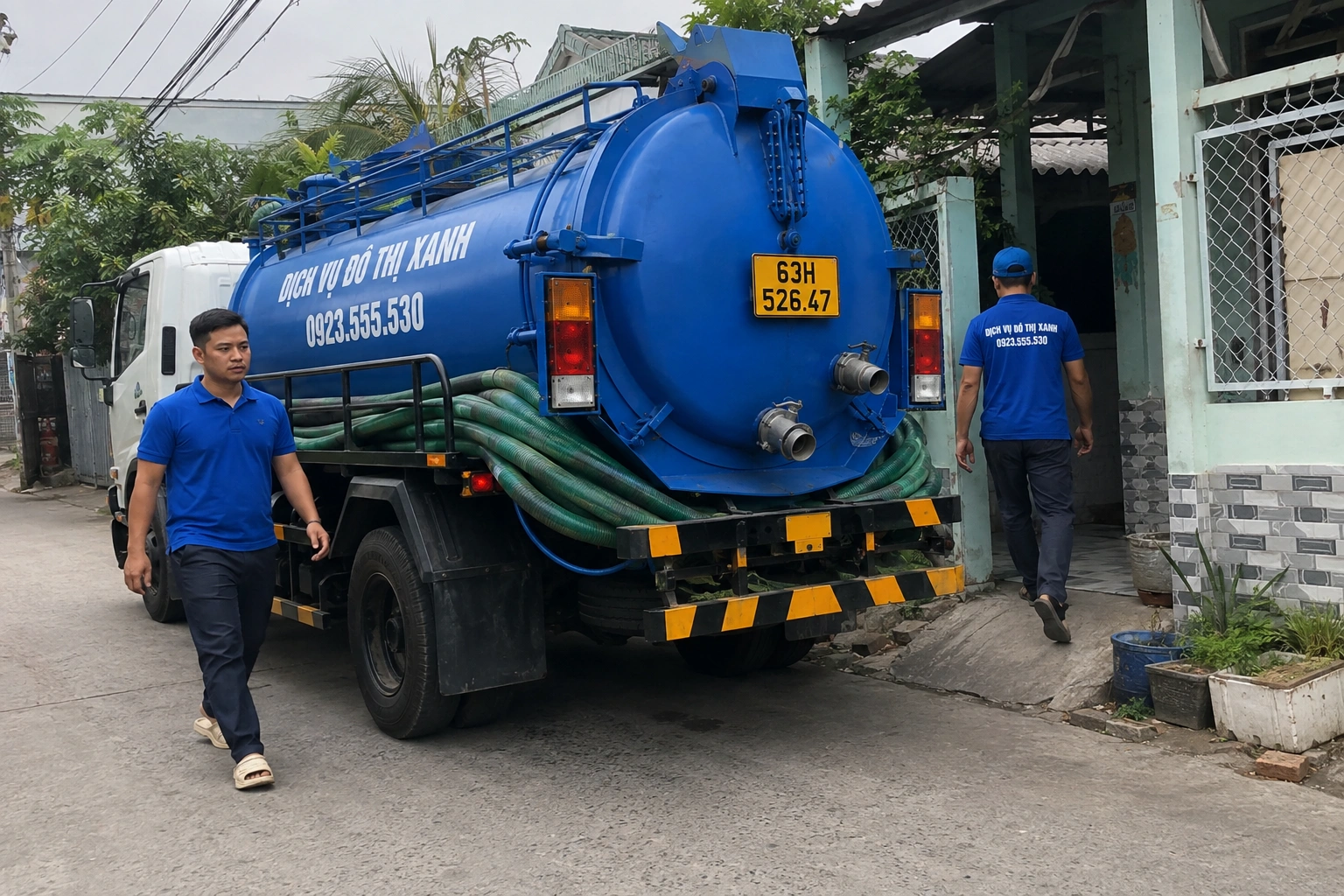 Kỹ thuật viên kiểm tra hầm cầu và đường ống bị xô lệch do nền đất yếu tại Tân Phước
