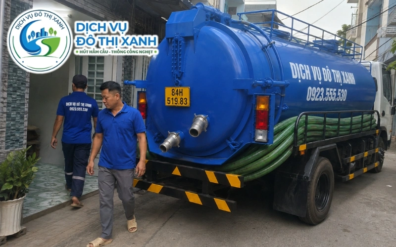 Kỹ thuật viên Đô Thị Xanh kiểm tra hầm cầu trên nền giồng cát ven biển tại Cầu Ngang
