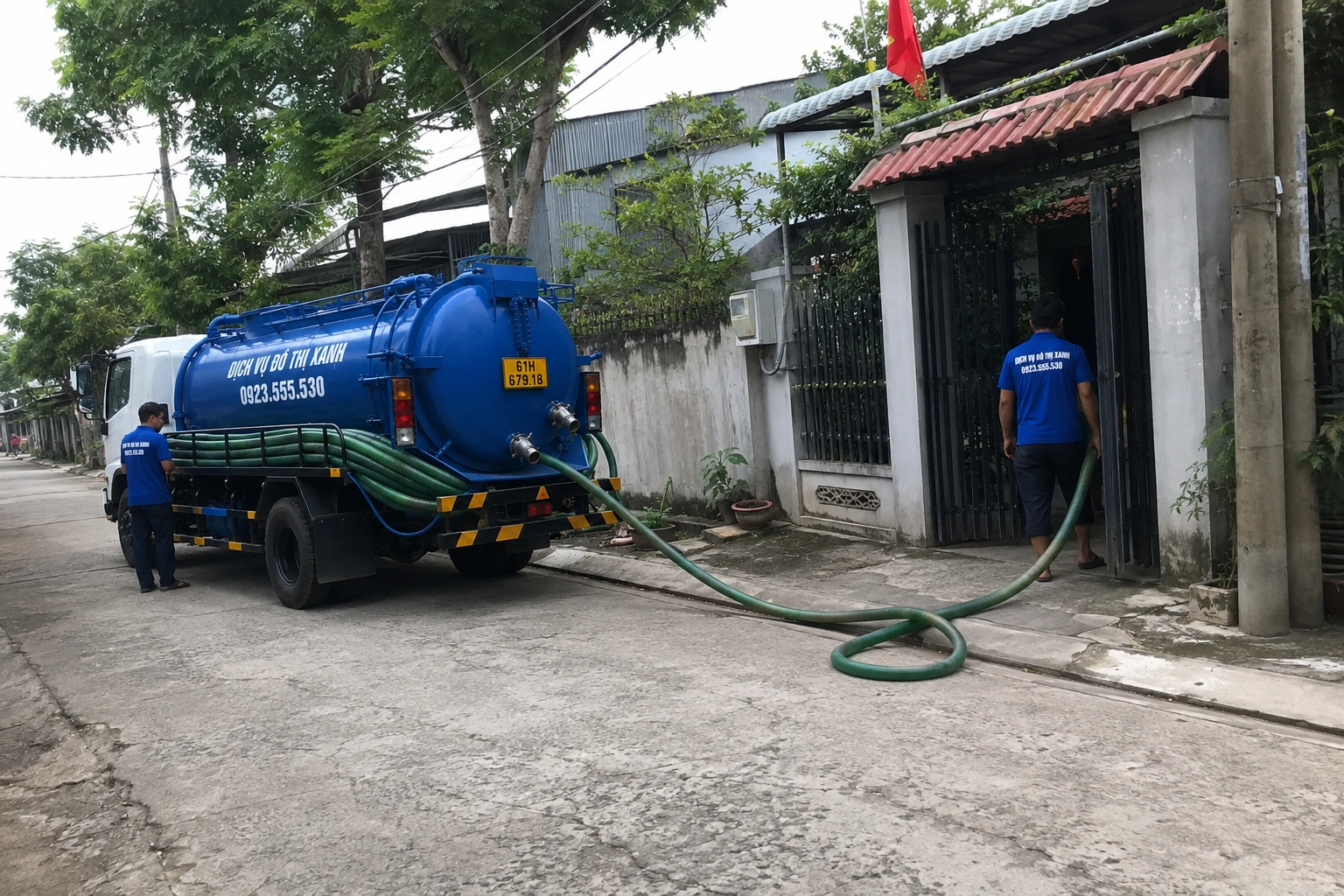 Nhân viên Đô Thị Xanh kiểm tra hầm cầu nền thấp ven sông Sài Gòn tại Thuận An