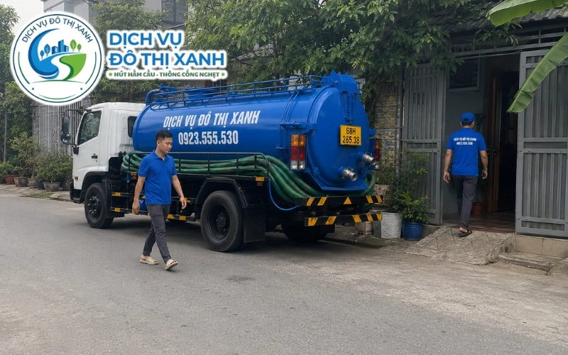 Kỹ thuật viên Đô Thị Xanh kiểm tra hầm cầu nhà nghỉ và homestay tại Hà Tiên