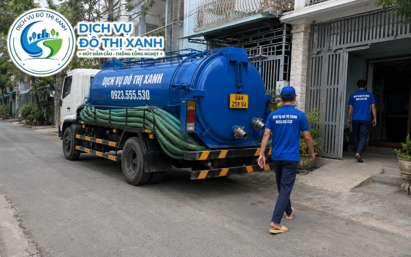 Nhân viên Đô Thị Xanh kiểm tra hầm cầu nhà ven Quốc lộ 53 tại Càng Long