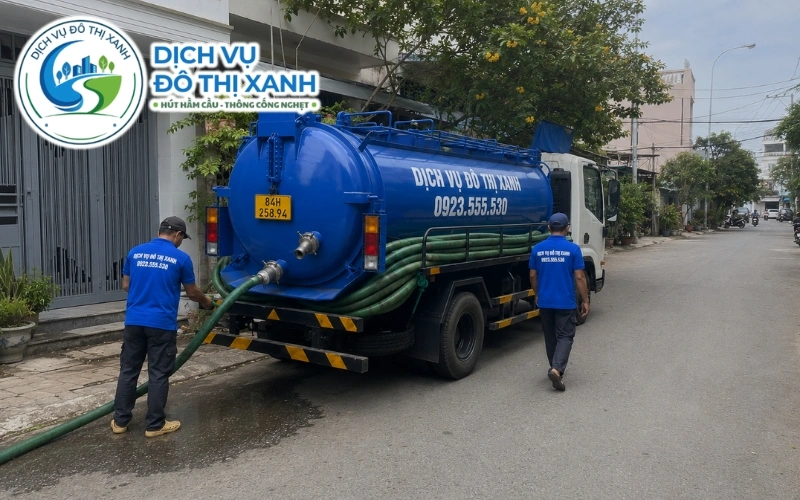Hút hầm cầu Duyên Hải, Đô Thị Xanh có 2 điểm đặt xe 3 Kỹ thuật viên Đô Thị Xanh kiểm tra hầm cầu nhiễm mặn trên nền cát tại Duyên Hải