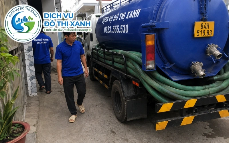 Kỹ thuật viên kiểm tra hầm cầu nhỏ nhưng có nhiều người sử dụng tại Tiểu Cần