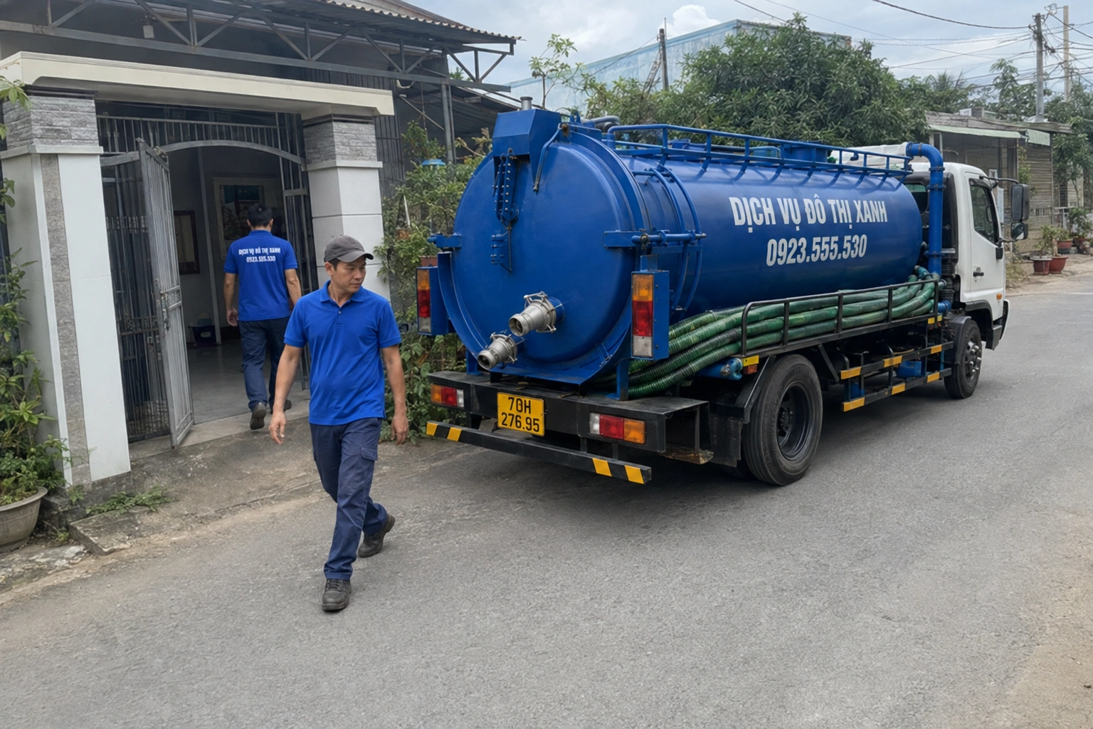 Kỹ thuật viên Đô Thị Xanh kiểm tra hầm cầu quá tải mùa lễ tại khu Long Hoa, Hòa Thành