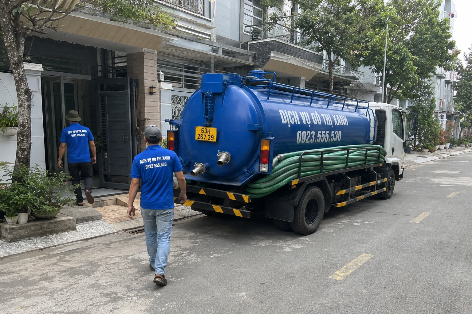 Kỹ thuật viên kiểm tra hầm cầu nhà vườn quá tải trong vụ sầu riêng tại Cai Lậy
