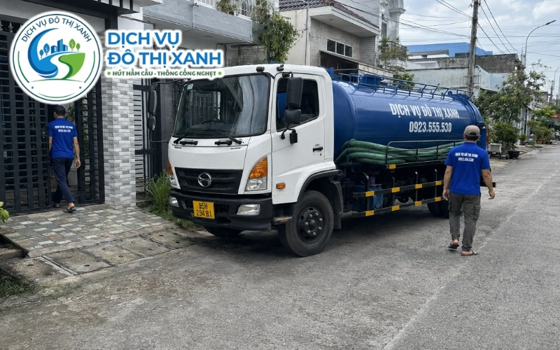 Hầm cầu nhà ven kênh xáng Xà No mau đầy do nền đất thấp và nước ngầm cao