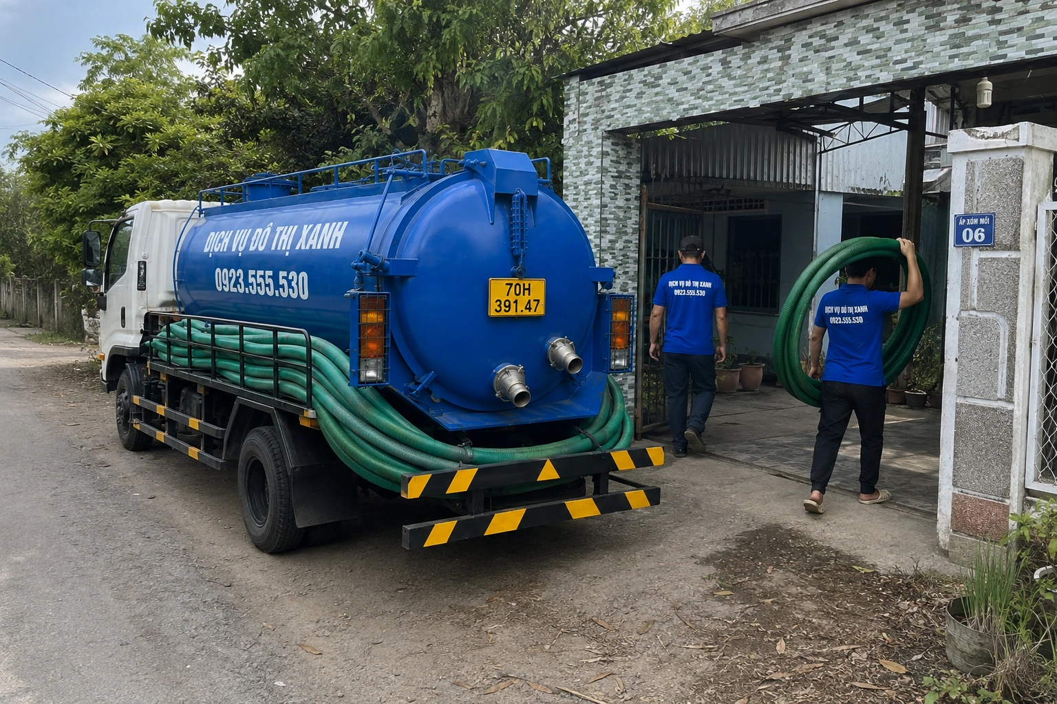 Kỹ thuật viên Đô Thị Xanh kiểm tra hầm cầu bị ngậm nước ven sông Vàm Cỏ Đông tại Châu Thành