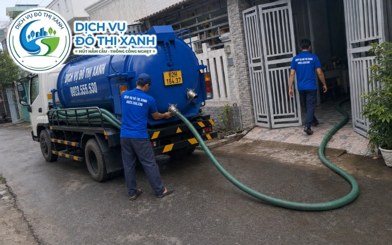 Nhân viên Đô Thị Xanh kiểm tra hầm cầu vùng gò và vùng thấp ven Vàm Cỏ Đông