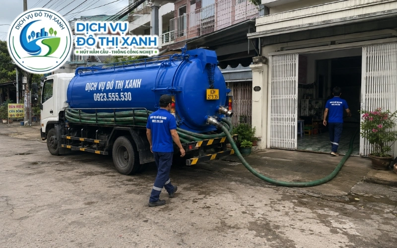 Kỹ thuật viên kiểm tra hầm cầu vùng lúa tôm nền thấp và nhiễm mặn tại Mỹ Xuyên