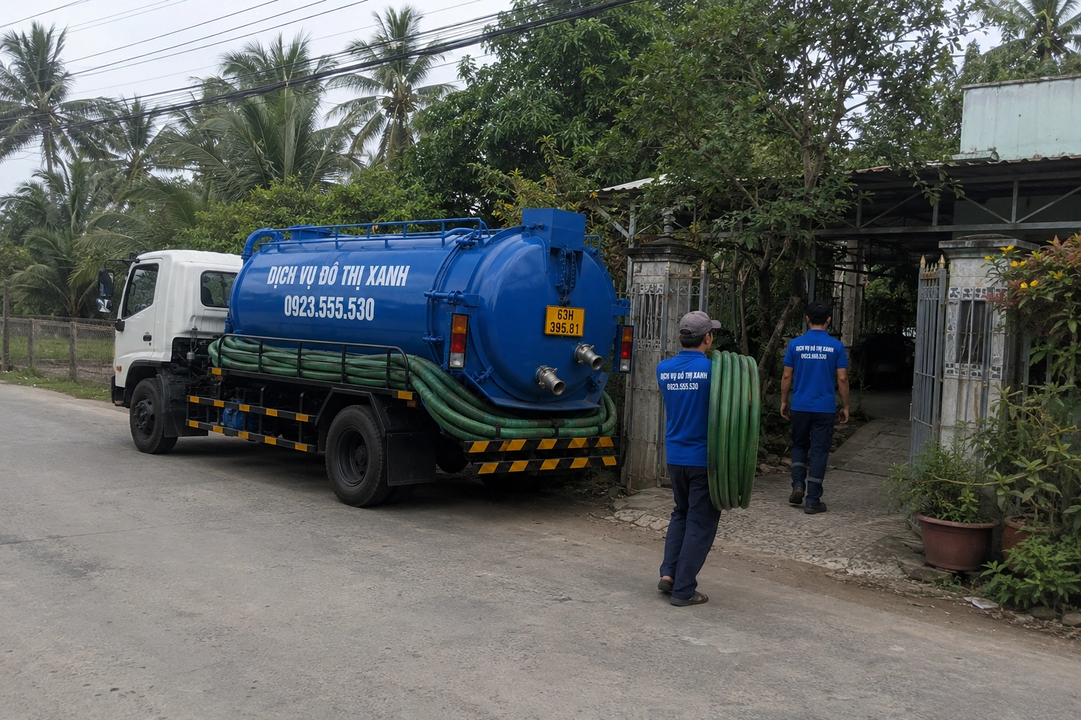 Kỹ thuật viên Đô Thị Xanh kiểm tra lớp cặn chai trong hầm cầu vùng nước mặn Gò Công Đông