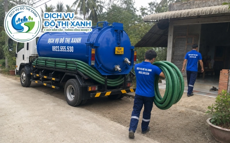 Kỹ thuật viên kiểm tra hầm cầu bị nước lợ ăn mòn tại Vĩnh Châu