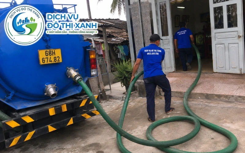 Hút hầm cầu Vĩnh Thuận, Đô Thị Xanh báo giá 1 lần duy nhất 4 Kỹ thuật viên Đô Thị Xanh kiểm tra hầm cầu bị nước phèn ăn mòn tại vùng kênh Chắc Băng Vĩnh Thuận