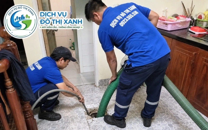 Kỹ thuật viên Đô Thị Xanh kiểm tra hầm chung của dãy trọ gần KCN Hòa Phú tại Long Hồ