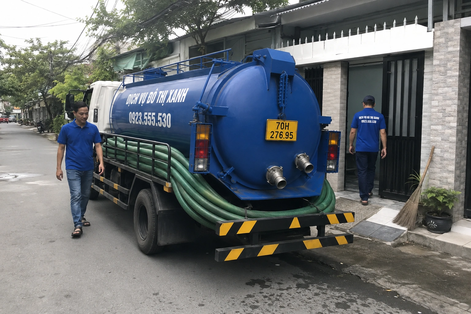 Kỹ thuật viên Đô Thị Xanh kiểm tra hầm chung của dãy trọ quanh KCN Phước Đông Gò Dầu