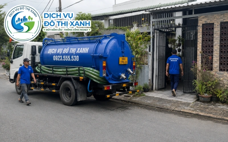 Kỹ thuật viên kiểm tra hầm gạch bị thấm phèn và mục vữa tại Tân Hồng