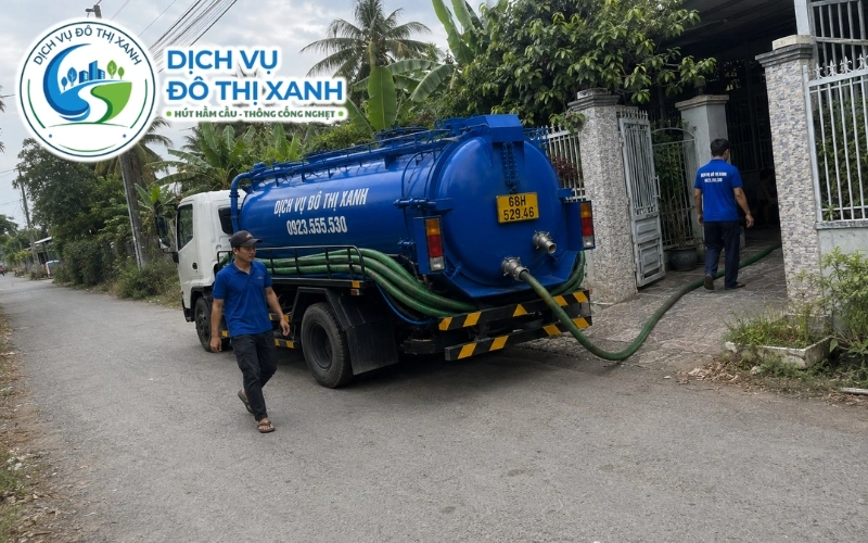 Kỹ thuật viên Đô Thị Xanh kiểm tra hầm cầu tại nền đất mới khu ven biển Rạch Giá