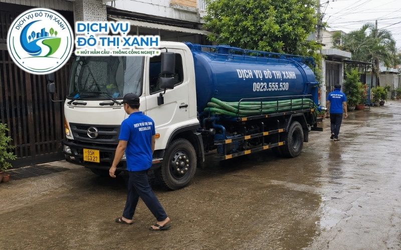 Kỹ thuật viên Đô Thị Xanh mở nắp kiểm tra hầm tự xây tại Vị Thủy