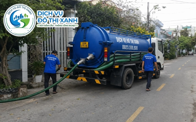 Đội Đô Thị Xanh hẹn lịch hút hầm cầu theo con nước và độ khô của đường tại Mỹ Tú