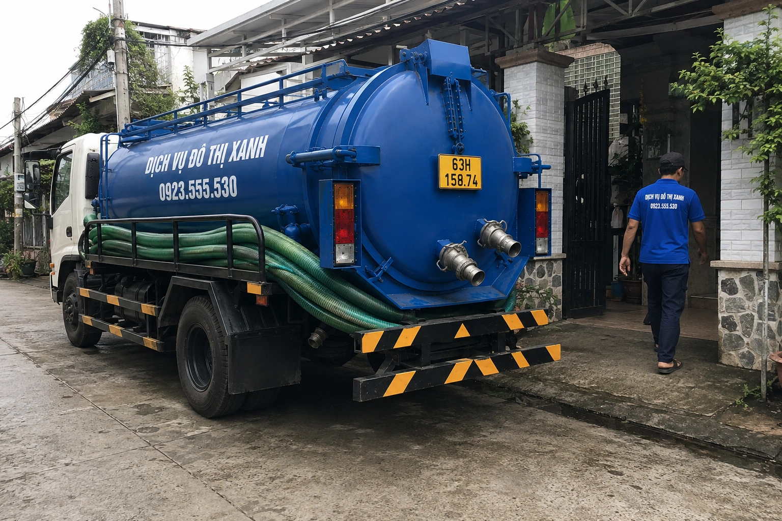 Nhân viên Đô Thị Xanh kiểm tra hố lắng và hầm cầu tại khu sơ chế hải sản Vàm Láng, Gò Công Đông