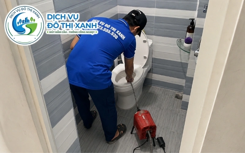 Hộ dân trao đổi giá trọn gói với kỹ thuật viên trước khi thông bồn cầu tại Thạnh Trị