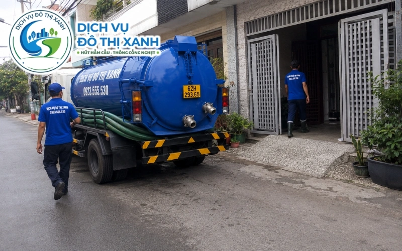 Đại diện Đô Thị Xanh bàn giao hợp đồng hút hầm cầu định kỳ cho doanh nghiệp tại Đức Hòa