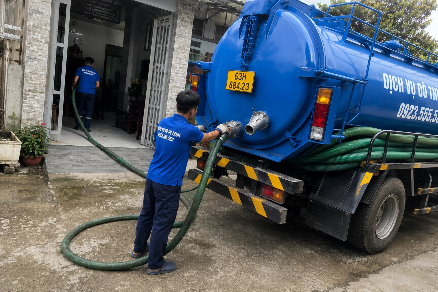 Kỹ thuật viên hướng dẫn hộ dân dội bồn cầu đủ nước trong mùa hạn mặn tại Gò Công