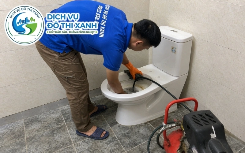 Kỹ thuật viên Đô Thị Xanh hướng dẫn cách xả kép tiết kiệm nước cho bồn cầu tại Long Phú