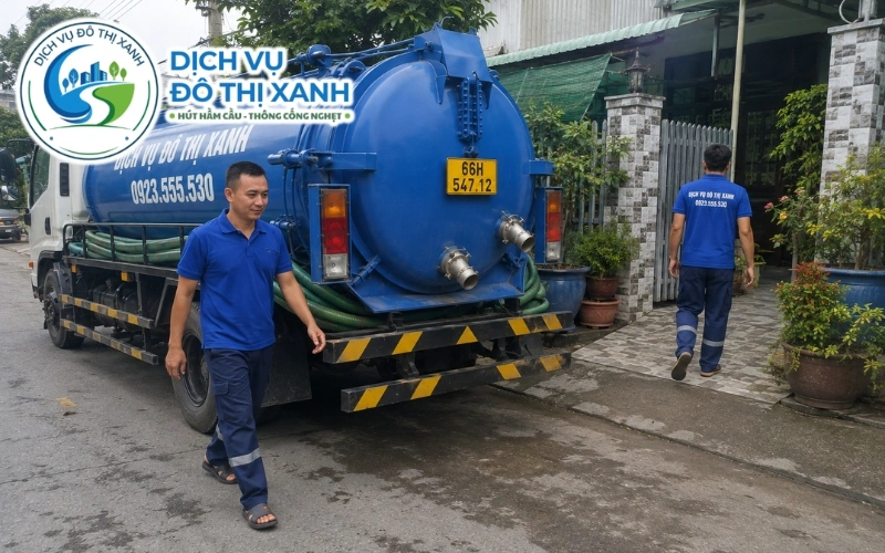 Nhân viên Đô Thị Xanh khuấy và hút cặn bột đặc tại cơ sở Tân Phú Đông Sa Đéc